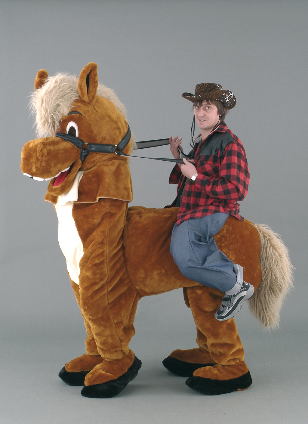 Наездник на собаке. Костюм лошади. Костюм лошади для двоих. Мужчина в костюме коня. Костюм наездника на лошади.