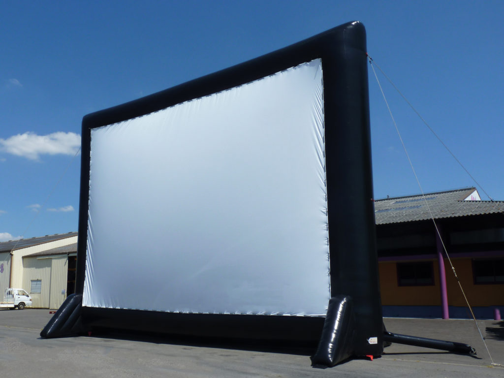 Ecran gonflable de cinéma ou projection gonflable pour drive in cinéma en  plein air